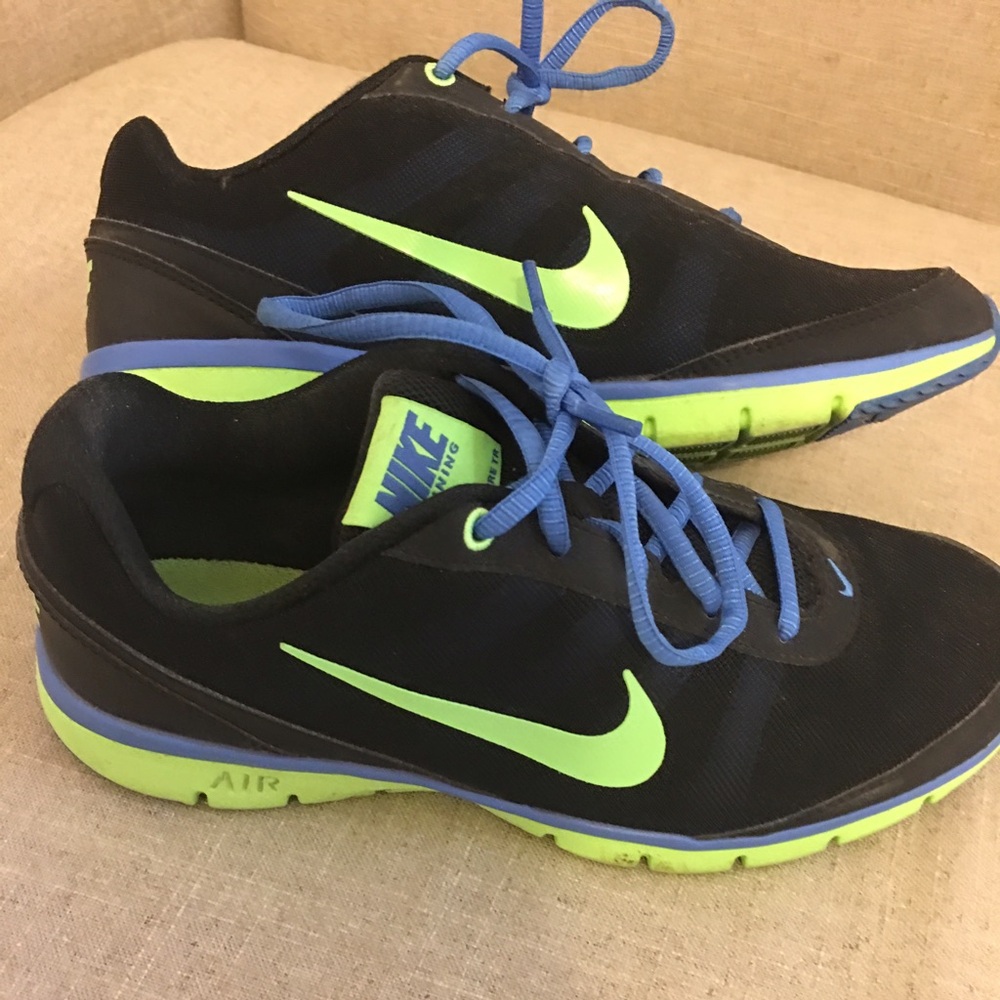 Nike Women's Black and Green Athletic Shoes